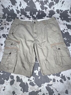 ROEBUCK & CO. Cargo shorts. tan sz.36